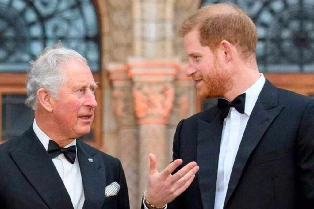 Carlos III y su hijo Harry. Foto cortesía